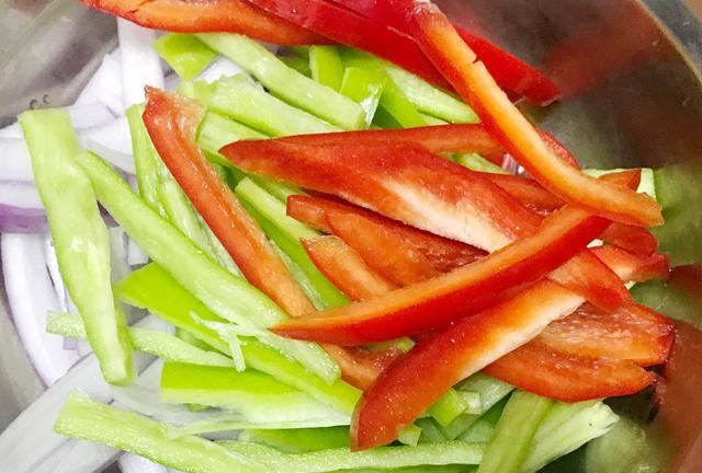 牛仔裤 天冷了，减肥的人不妨试试这面，多吃不长肉，饱腹感还特别强