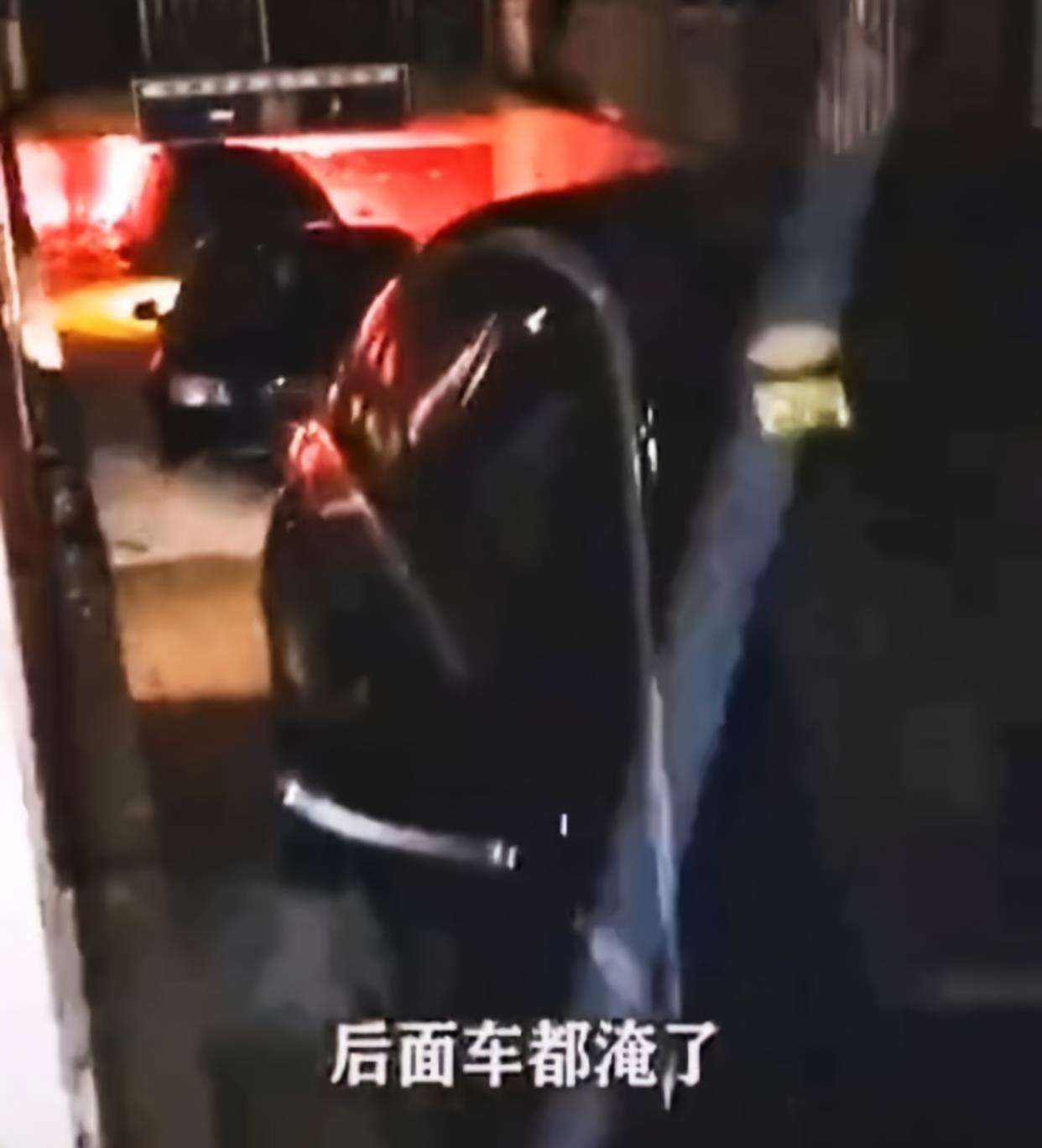 小海社会论|河南郑州：黑色奔驰为躲泡水，堵住车库，导致其他车辆全部被淹