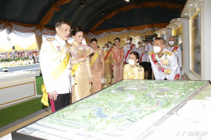 陈炜|泰王携带两位妻子现身，苏提达手拿折扇致敬婆婆，诗妮娜没存在感