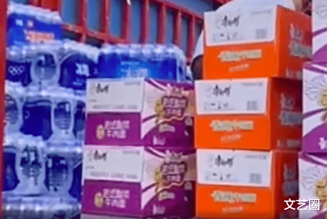 殷世航|殷世航逛街被男友人牵手搂怀里，小鸟依人回眸一笑很可爱，被调侃像小崽子