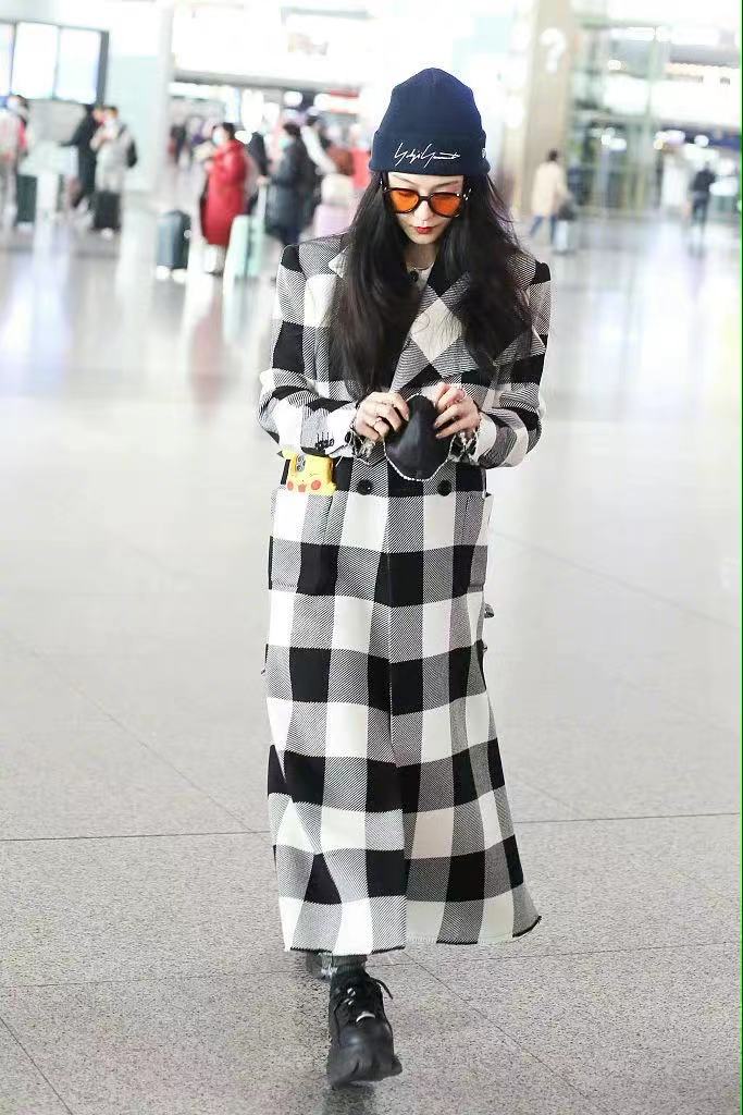 修图|范冰冰与男友人亲密搭肩照曝光！穿男装戴尼姑帽星范足，头发真亮