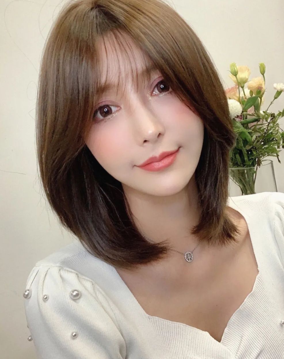 发型 年底女发别乱剪，要美就选这4种，外翘内扣和挑染还有卷卷烫