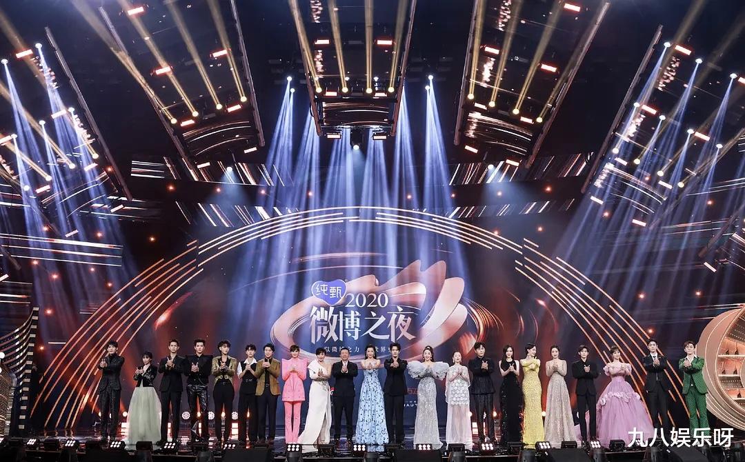 迪丽热巴|微博之夜：同是双人领奖，肖战杨紫相亲相爱，李现热巴却像打架