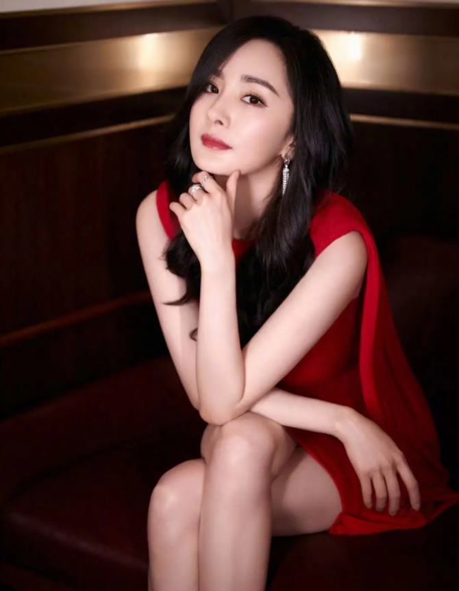 灵熙说珠宝|辣妈杨幂，身材一绝，少女感十足