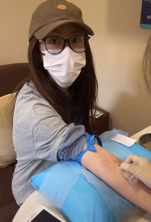 巴图|宋丹丹儿媳挺孕肚直播！博谷小腹凸起，和巴图一唱一和累到嗓子沙哑