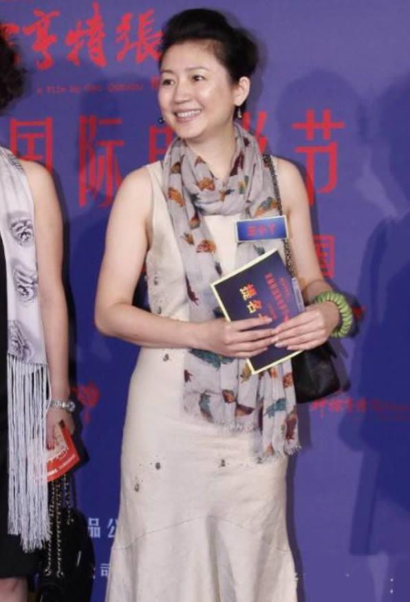 闲鱼有话说|53岁王小丫素颜亮相，穿连衣裙配丝巾低调朴素，骨子里透着知性美