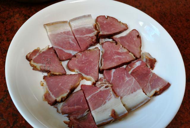 走在暖风的夜|夏季它正上市，碱性菜价格便宜营养高，入锅蒸8分钟就出锅真好吃