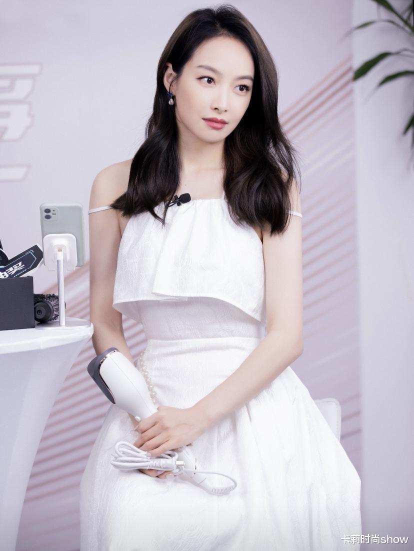 卡莉时尚show|宋茜真没法低调，穿基础白衬衫照样洋气时髦，一看就是女团出身