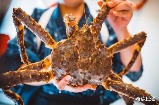 帝王蟹 女子网购帝王蟹上爬满大量活虫，商家称是“蟹蛭”，真的能吃吗？