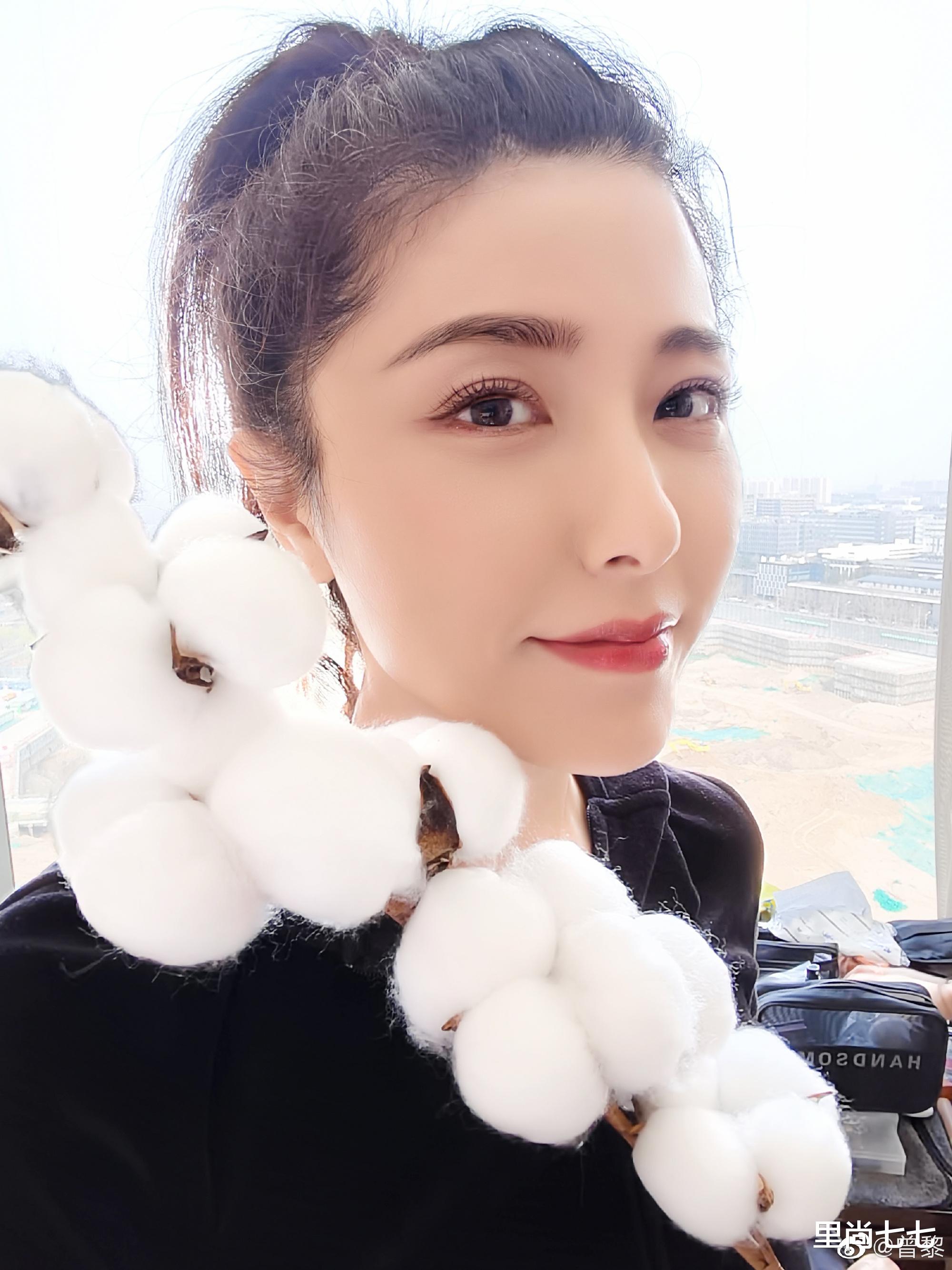 张小斐|费加罗红毯，曾黎把新疆棉花带身上，张小斐艳压baby全球首穿