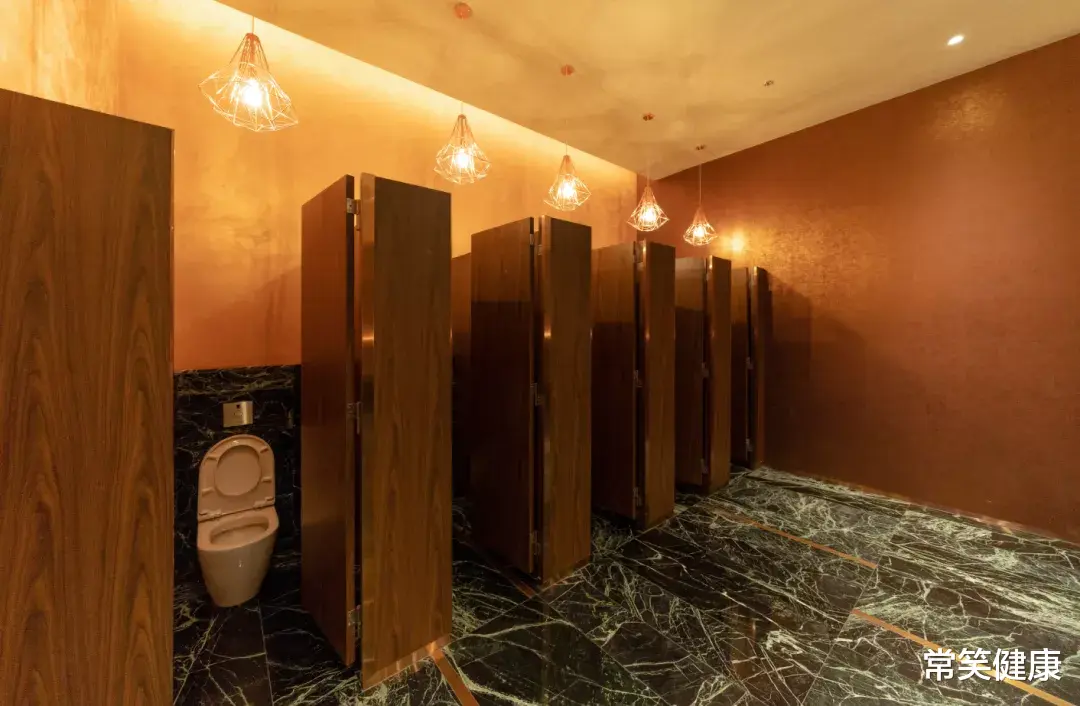马桶还是蹲坑?如果有的选,你会走进哪个公厕隔间?