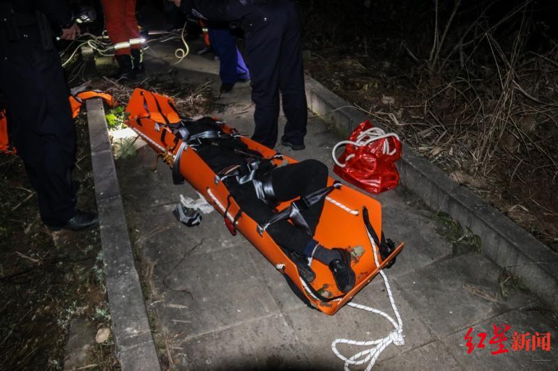 冰视频 因压力大与妻子吵嘴后，男子酒后跳崖自杀 消防半夜两个小时接力救援