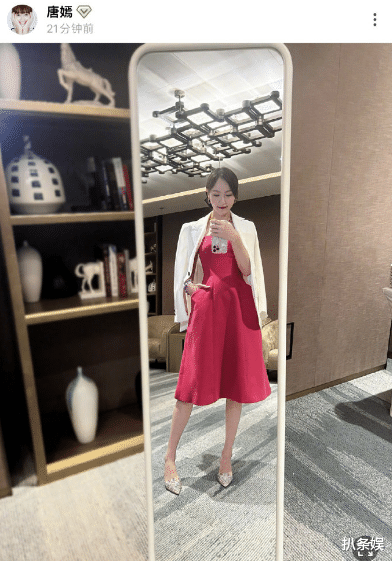 街拍|唐嫣久违晒照秀辣妈身材，新造型知性优雅，胖了一些依旧好看
