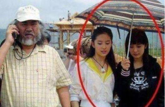 刘亦菲|14年前一个小小的助手给刘亦菲撑伞，14年后却成一线明星，逆袭之路超给力！