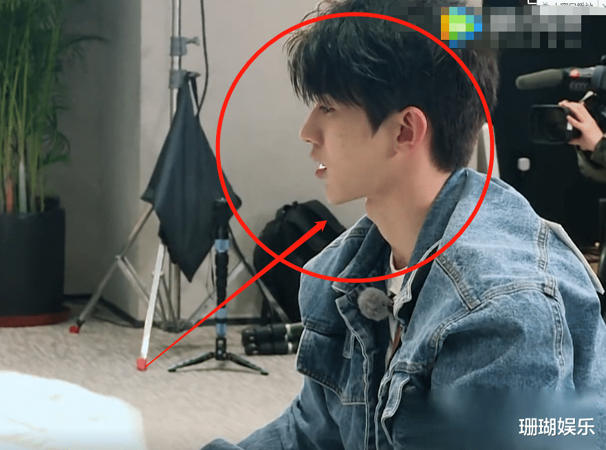 蔡徐坤|蔡徐坤起跳式钻被窝看呆众人，baby模仿不料翻车，网友：独门绝技