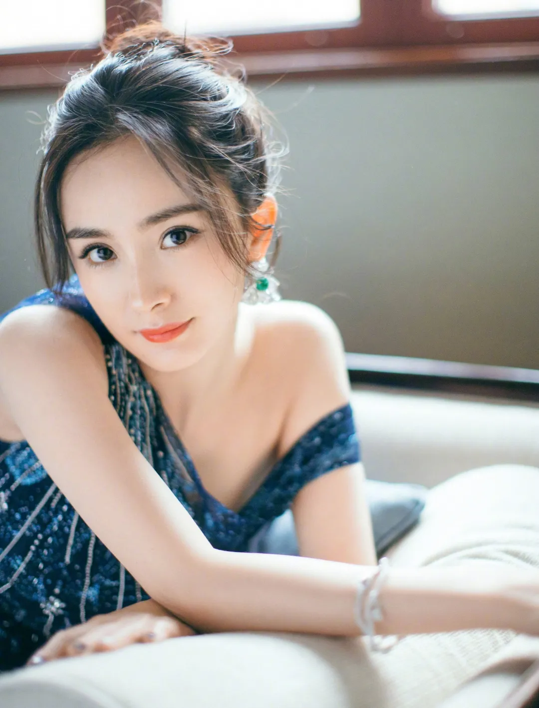 杨幂|杨幂的“渣女”站姿火了！腰和屁股凹成90度，这操作绝了…