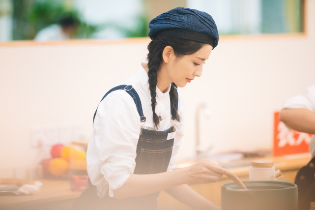 刘诗诗|佟丽娅越来越有央视范！穿背带裙美成小仙女范，气质更有了大转变