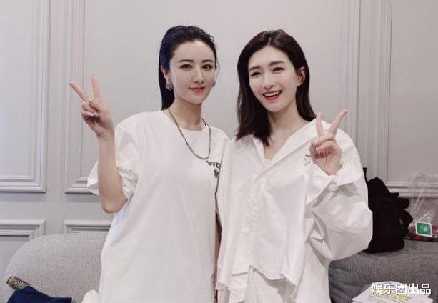 江疏影|江疏影早期写真曝光，穿绿裙坐在柜子上摆拍，被指“像薇娅”