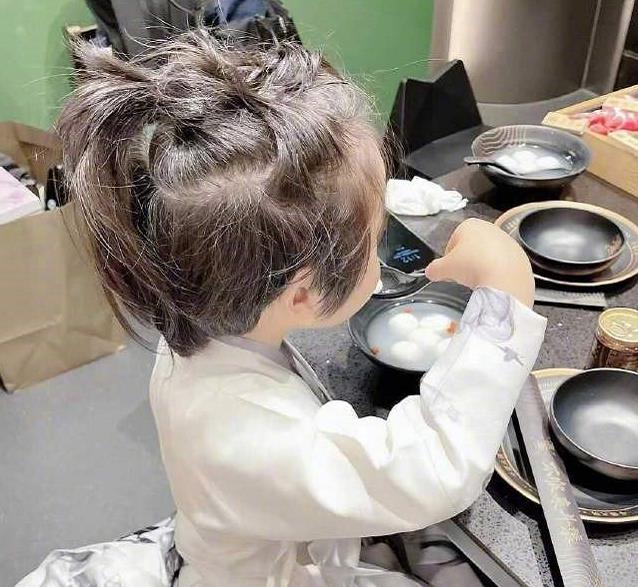 黄晓明|小海绵探班黄晓明？房车上玩具四散，摆放的“女生化妆品”引争议