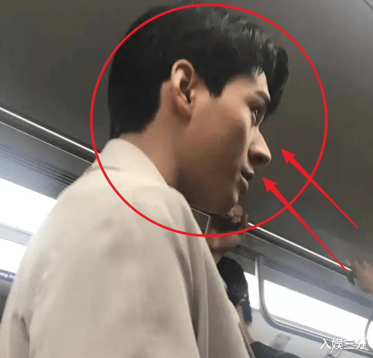 吴昕|龚俊在地铁中拍戏，被乘客原相机怼脸拍后，真实颜值全暴露了