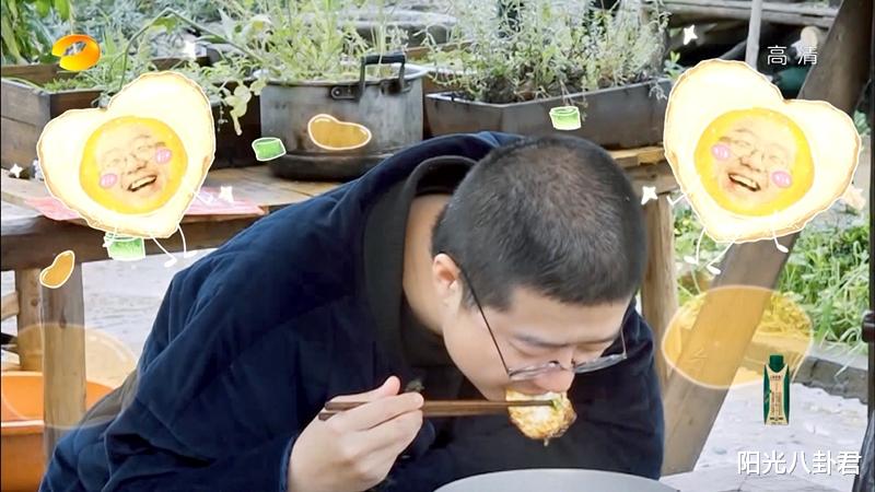 黄磊|《向往的生活》黄磊厨艺翻车了？早餐吃完还剩一桌，张子枫转头就去买烤肠