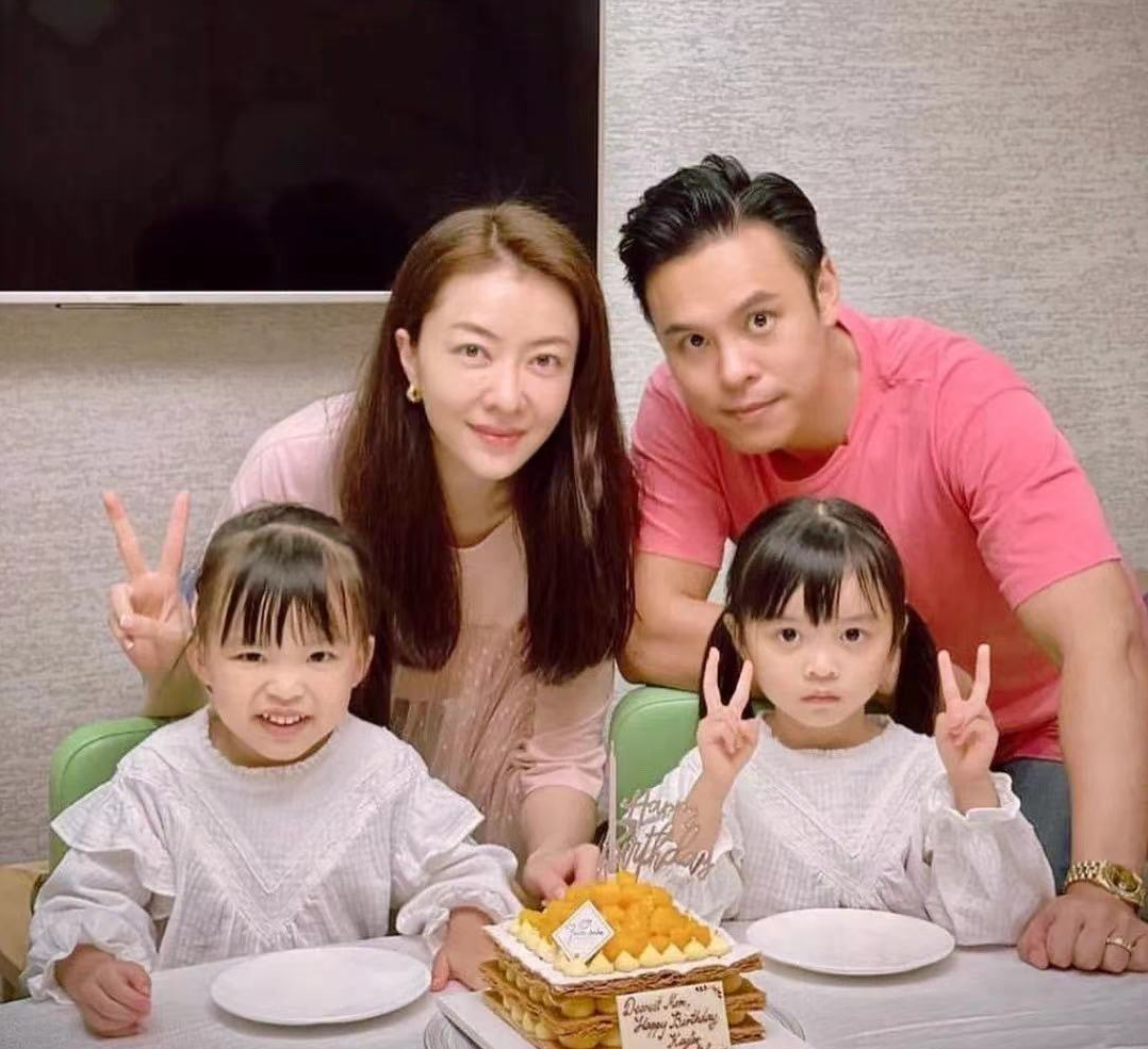 熊黛林|41岁熊黛林庆结婚五周年!与富豪老公亲密搂肩,穿着热辣长腿瞩目