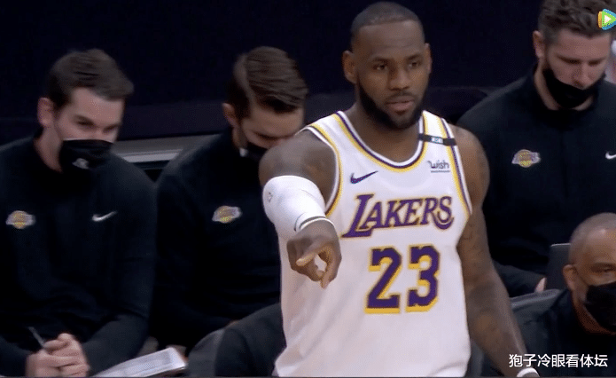 保罗|保罗犯规！詹姆斯空中失衡痛苦倒地 双方又多人冲突 裁判连吹4T一人被逐