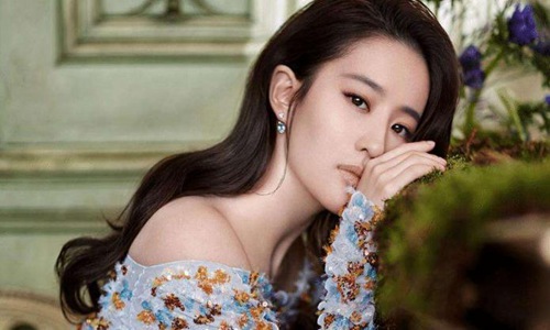 刘亦菲|刘亦菲穿貂皮衣去吃小龙虾 简单随性却不失时髦感