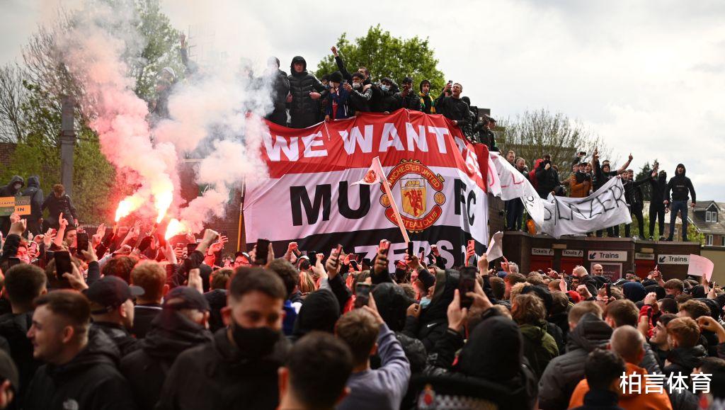 曼联|突发！曼联战利物浦延期，球迷冲进球场打砸抢，警察被迫出大招