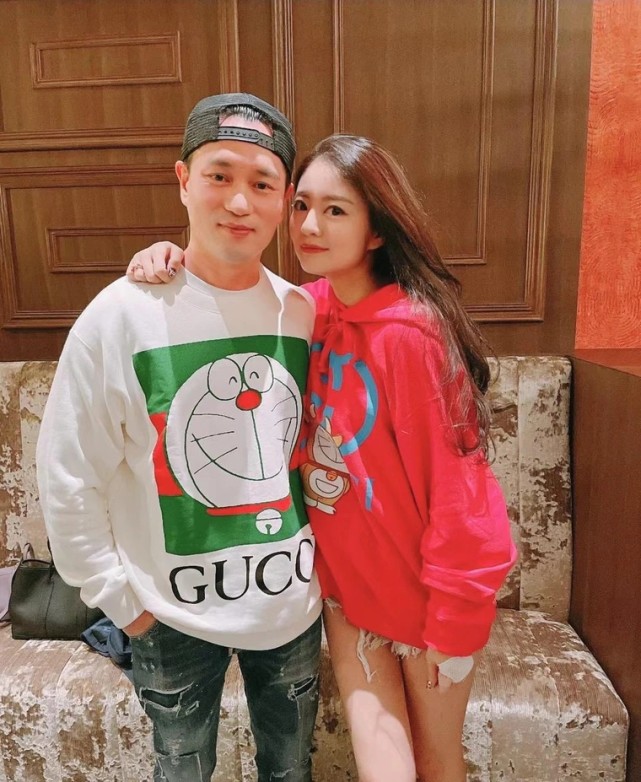 刘诗诗|澳门偶遇安以轩一家，夫妻恩爱低调没架子，女儿五官精致超漂亮