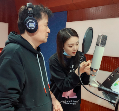 毕福剑|62岁毕福剑近照太苍老，眼皮耷拉长老年斑，家具用到泛白破损