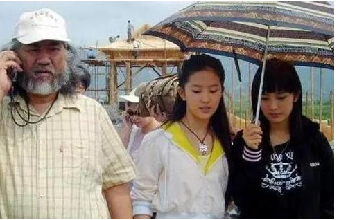 刘亦菲|16年前，没人注意到刘亦菲身后打伞的小女孩，如今火却得一塌糊涂！