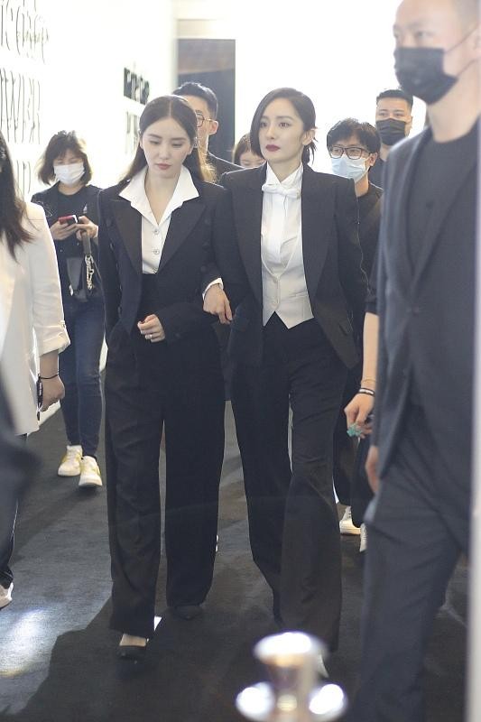 穿衣搭配|杨幂刘诗诗罕见同框，同穿西装气场高级，果然女人越成熟越美