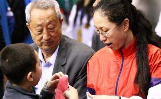 杜锋|中国男篮杜锋：姐姐开餐馆供他打篮球，成名后给姐姐养孩子