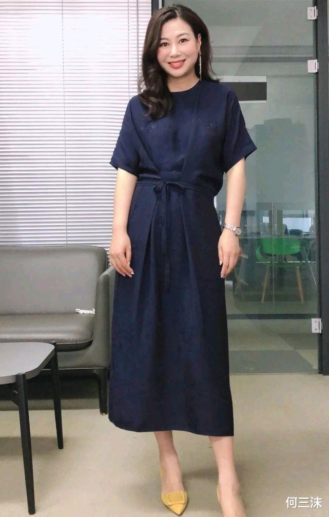 何三沫|40岁的女人可以适当扮嫩，只要穿对了，优雅减龄又不失俏皮