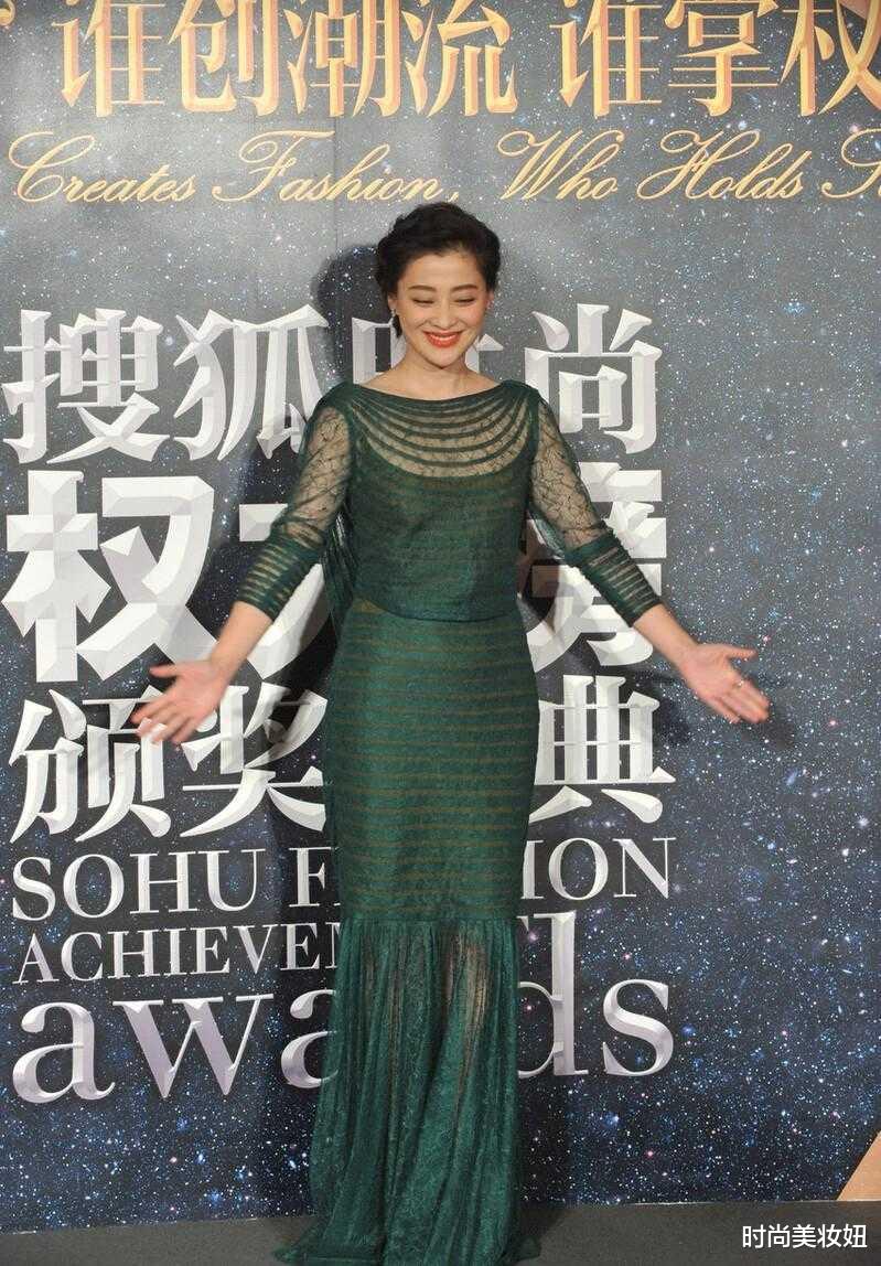 时尚美妆妞 梅婷的气质名不虚传，穿墨绿色连衣裙高贵优雅，微胖更有韵味