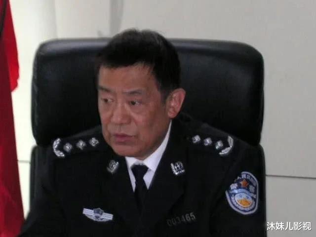 警察|国家一级演员，与发妻结婚50年无绯闻，儿子长得很帅比他还优秀