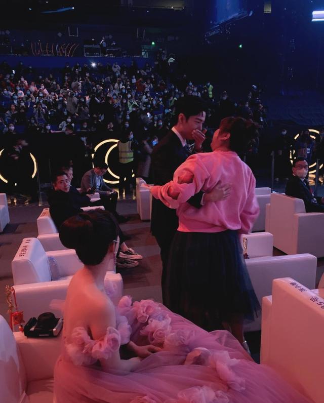 得賈玲擁抱獲韓紅提名、周圍人紛紛互動，微博之夜肖戰被善意包圍-圖2
