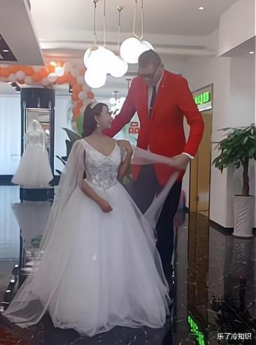 潘金莲|最美“潘金莲”龚玥菲，初恋男友身高1米，结婚嫁2米巨人