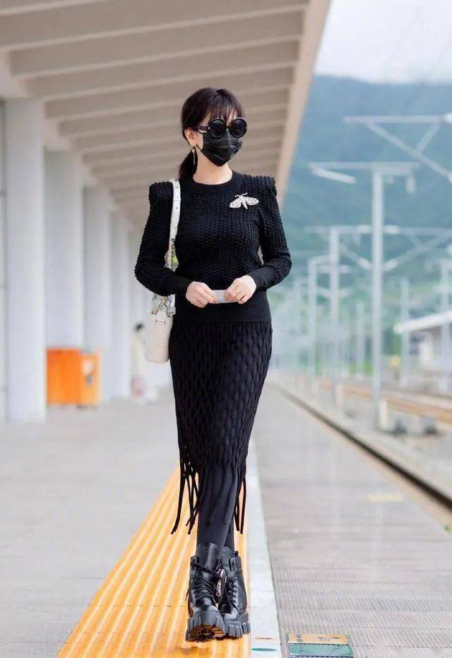 穿衣搭配|35岁的薇娅身材高挑纤瘦，穿黑T恤搭配黑色破洞工装裤，又飒又美