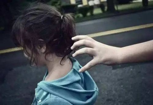 哑铃妈妈|人贩子透露出实情:有这3个特征的孩子,我们通常不会轻易下手的