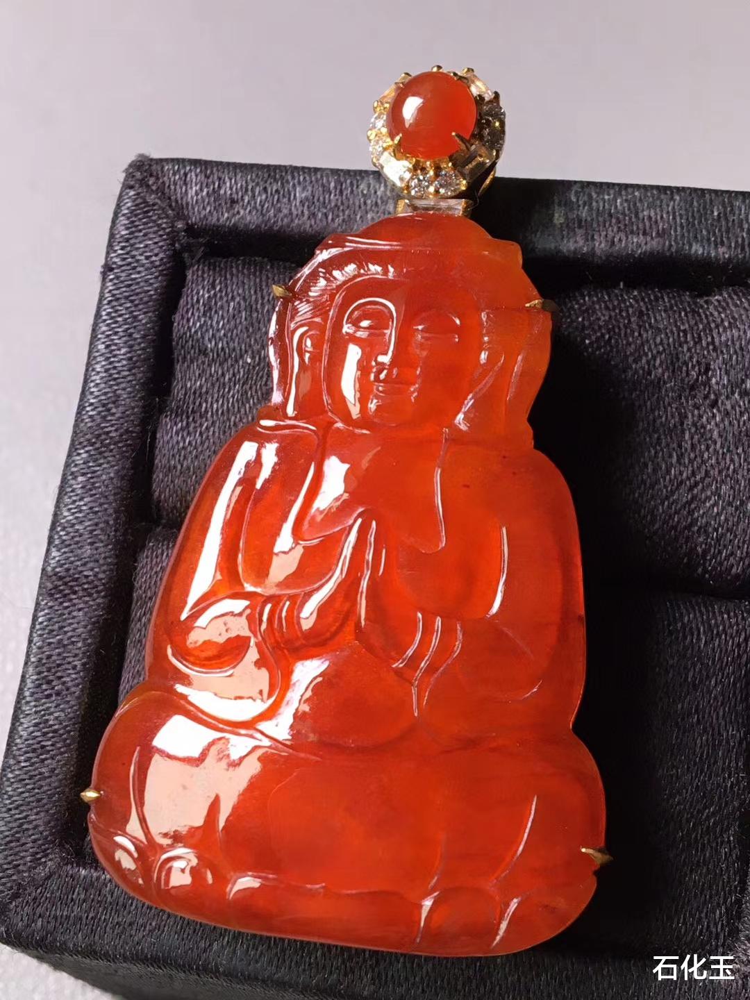 翡翠|红翡绿翠,红翡颜色亮丽喜庆,稀少珍贵,其色鲜美让人迷醉