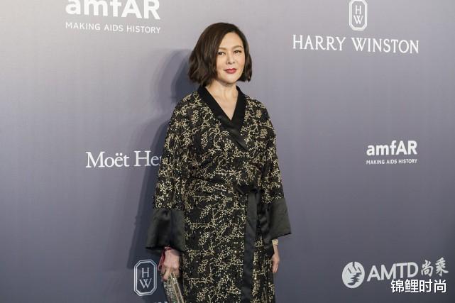 锦鲤时尚|关之琳把“围裹裙”穿出圈，虽然款式挺像睡衣的，可气场真挺强的