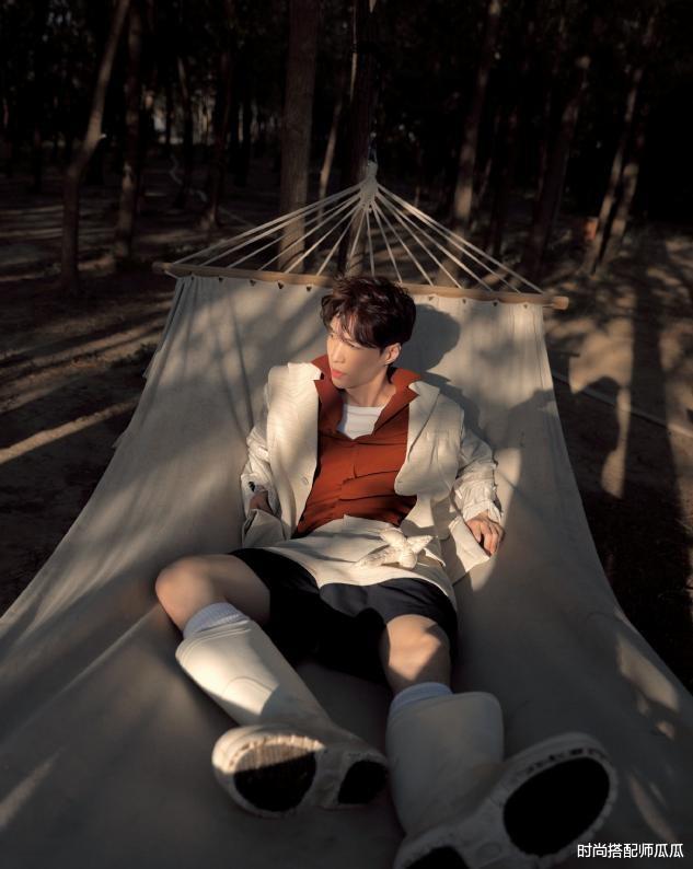 时尚搭配师瓜瓜|?张艺兴银发造型挺帅的，穿卫衣配短裤走机场，却暴露了五五分身材