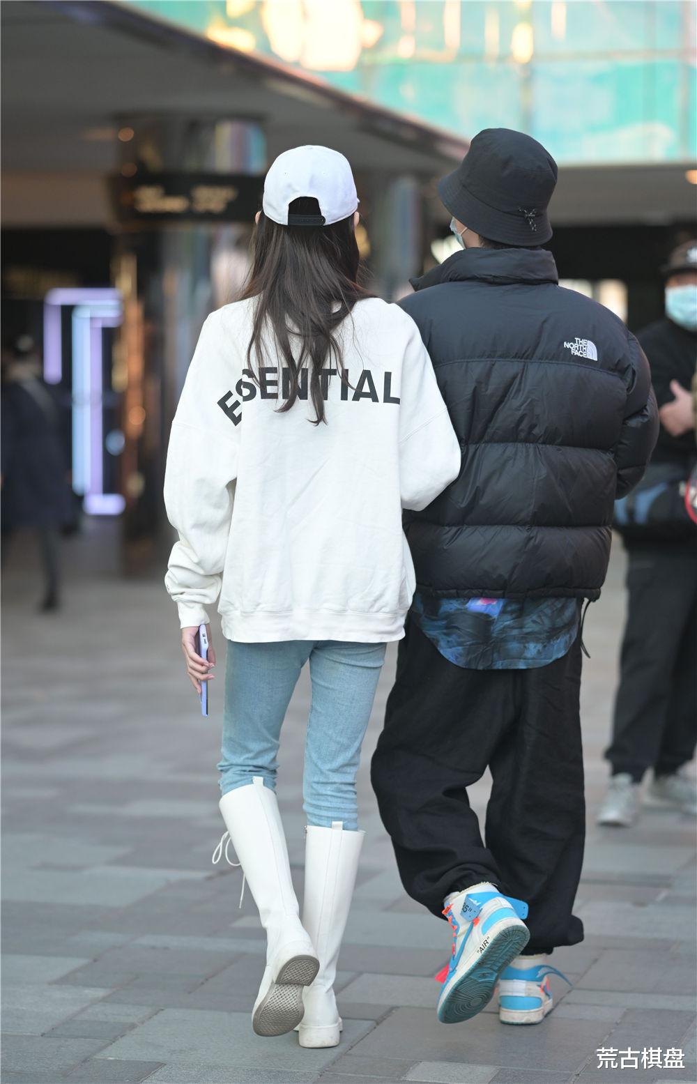 荒古棋盘 白色长靴，有点特别多味道，深秋时节穿着保暖时尚