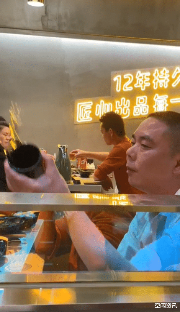 空闲资讯 女子劝邻桌勿吸烟被泼不明液体,并称“不抽烟的男人不算男人”