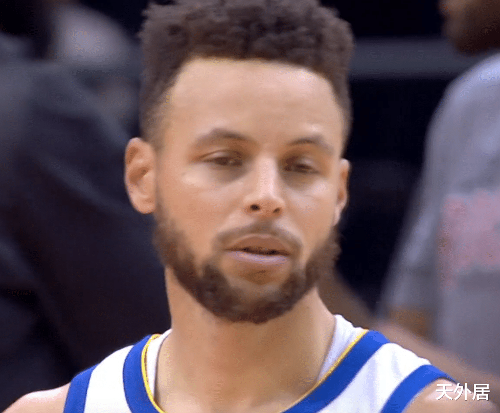 斯蒂芬·库里|官宣！库里倒下，诊断尾椎骨挫伤，勇士送火箭18连败高兴不起来