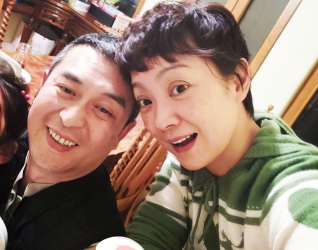 王海燕|王海燕离开富商老公后，带24亿财产转嫁张嘉译，如今51岁活得潇洒