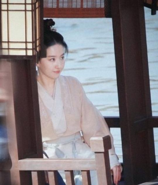 刘亦菲|刘亦菲和陈晓拍吻戏，男方手放的位置亮了，忘记是已婚身份？