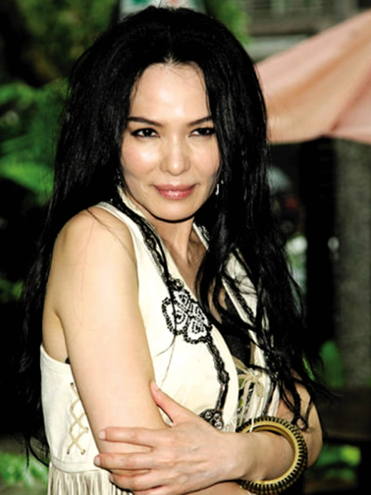 肖浩飞白|25岁走红,50岁出轨,被老公捉奸赔偿800万,潘越云的故事好荒唐